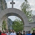 Grupa momaka pešačila do manastira Ostrog: Krenuli na put dug 105 kilometra: Umor i povrede ih pratili sve vreme, ali nisu…