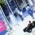 (Uznemirujuće): Tramvaj udara ženu i baca je 20 metara! Objavljen snimak užasa kod Đerma: Vozač trubio da je upozori, ali…