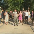 (VIDEO) "Pumpaj" i "uhapsite Vučića": Nezadovoljni građani ispred zgrade u kojoj su Macut i ministri