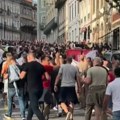 Korteo delija u portu: Navijači krenuli ka stadionu, Zvezda će imati gromoglasnu podršku na Dragau (video)