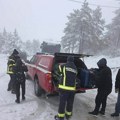 "Kada sneg zaustavi put, oni otvaraju novi": Vatrogasci spasili 100 ljudi zaglavljenih kod Divčibara