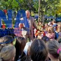 Prelepa slika Srbije stiže iz Kladova: Mališani u dvorištu škole zasadili svoje Drvo generacije i kažu - zalivaćemo ga i…