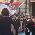 Ovo je juče svima promaklo, a danas gore mreže: Lavina naterala orkestar da svira "kolce", pred hiljadama uz trube