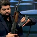Neverovatna scena u programu uživo, izvadio dva "kalašnjikova", pa jedan dao voditelju: Iranci se spremaju za američku…