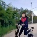 Snimljen dramatičan trenutak u Novom Pazaru: Maloljetnik na trotinetu izletio pred automobil, tragedija izbjegnuta u…