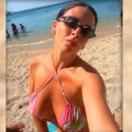 Skinula se Ana Sević Ukrstila bikini, pa mamila poglede na plaži: Ovakvu je retko viđamo (foto)