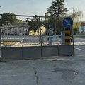 Užas u Nišu: Kapija Prekršajnog suda pala na dete, dečak povređen dok je prolazio trotoarom sa majkom