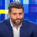 Šetali su psa, a onda je nastao haos: Odbornica tvrdi da joj je Šapić polomio nos, odvela ga policija