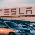 Tesla u Berlinu zaustavlja većinu proizvodnje zbog poremećaja u Crvenom moru