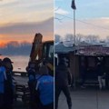 Počelo rušenje poznatog splava na Novom Beogradu! Savski kej prepun policije i komunalaca (video)