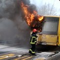 Гори аутобус на ибарском путу у Лазаревцу: Црни облак дима прекрио пола насеља (видео)