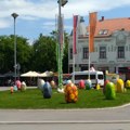 Uskršnji dekor: Deca i vaspitačice ukrasili centar grada