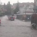U Beogradu pljušti, kiša neće stati ceo dan Potop je gde god da se čovek okrene, a evo dokle će haos trajati (video)