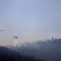 Divljaju šumski požari u Grčkoj! Vatra stigla i do predgrađa Atine: Izgorelo nekoliko kuća, evakuisano najmanje šest…