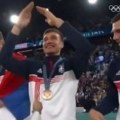 U njega je Bogdan gledao na dodeli medalja: Kapiten Srbije nije mogao da sakrije oduševljenje (video)