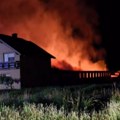 VIDEO: Goreo objekat na ulazu u Begeč, povređena jedna osoba