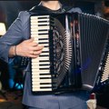 Veštačka inteligencija donela sud: On je najpopularniji harmonikaš na Balkanu – obeležio je pop kulturu celog regiona (FOTO)…