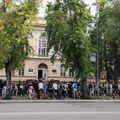 Učenici niške gimnazije „Stevan Sremac“ napustili učionice u znak protesta, direktorka ćuti