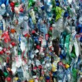 Ne postoji nijedan zakon koji reguliše prisutnost mikroplastike u hrani i piću