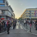 (VIDEO) Incidenti u Kraljevu: Muškarac iz kolone "protiv blokada" napao mladića, vređali i novinarku
