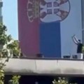 Mladići se penju po soliterima i motkama razbijaju krovove: Jezivi prizori na Novom Beogradu (Video)