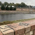 Nacistički simboli iscrtani na keju u centru Niša