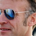 Šta se desilo Makronu? Pogledajte mu oko nakon što je skinuo naočare! Vojnicima poručio: "Oprostite, molim vas..." (foto)