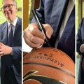 (Video) Vučić u Kini ostavio autogram na košarkaškoj lopti sa brojem 577
