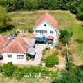 U ovoj kući usred šume je odrasla naša folkerka: Danas ima vilu i zlatni nameštaj, komšije otkrile detalje teškog odrastanja…