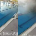 Stravičan snimak iz Ukrajine: Ruski dron pogodio bazen dok su se ljudi kupali (video)