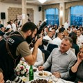 Zašto vas fotograf na svadbi ne ispušta iz kadra? Uspomena ili način da se proda više fotografija?