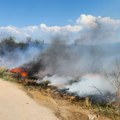 Buknuo požar na romskom groblju: Vatra u Vranju pod kontrolom
