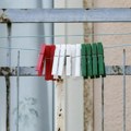 Da li smo mi to celog života pogrešno kačili veš? Evo čemu zapravo služe dve rupice na štipaljkama