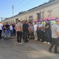 (Foto) Vozovi u Crnoj Gori nisu saobraćali sat vremena: Radnici Železničkog prevoza štrajkuju, traže veće plate
