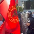 Haos u Prištini posle presude Tačiju i ostalima: Demonstranti razbili prozore na zgradi vlade privremenih institucija