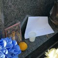 Neko je ostavio pismo Ratku Mladiću i ovo! Posetili smo grob tačno 49 dana od sahrane