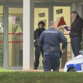 Policija sa dugim cevima ispred Alta banke na Novom Beogradu FOTO