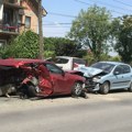 Automobil završio u kanalu: Teška nesreća u Sremčici, očevici tvrde: "Pijani vozač je divljao celu noć, pa se zakucao u…