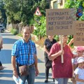 Станари Кованлучке поручили са протеста: Изградите тротоар да деца могу безбедно до школе