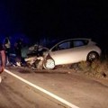 Teška saobraćajna nezgoda kod Mladenovca: Povređeno najmanje troje, vatrogasaci sekli vozila