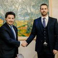 Abazović predao dužnost Spajiću: Ovo je novog premijera dočekalo u kabinetu