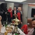 I Dobro znaj! Orila se Zvezdina pesma na proslavi osvajanja Kupa Srbije za rokumetašice (video)