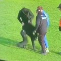 Haos u prvoj ligi Srbije: Navijač uleteo na teren, obezbeđenje moralo da upotrebi silu da ga izbaci! (video)