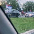 Novi Sad: Kolone automobila sa istaknutim zastavama Srbije nakon usvajanja Rezolucije u UN