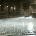 Nevreme se sručilo i na Beograd! Kiša pljušti, grmljavina odjekuje kao eksplozija: RHMZ izdao novo upozorenje