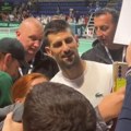 Novak izazvao stampedo - reagovalo obezbeđenje: Odvajali navijače od Đokovića, totalni delirijum u Pioniru (video)