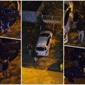 Uznemirujući video! Grupa mladića brutalno tuče dečaka Užas na Karaburmi - pesniče ga i šutiraju, on beži preko…