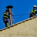 U Vatikanu postavljen dimnjak koji će signalizirati izbor novog pape
