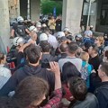 Građani i studenti blokirali Skupštinu grada, u naguravanju sa policijom jedan mladić povređen