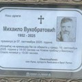 Na umrlici Mihaila Vukobratovića navedena su samo ova tri imena: Sin, supruga i ...